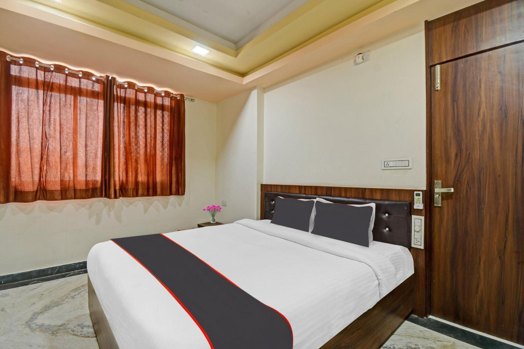Collection O The Sunrise Hotel Udaipur Ngoại thất bức ảnh